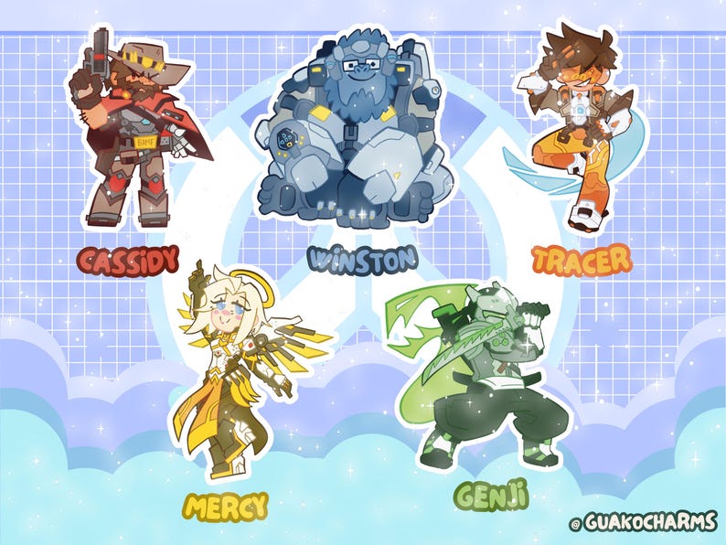 Puede incluir: Una colecci&oacute;n de cinco pegatinas de personajes que incluyen a Cassidy, Winston, Tracer, Mercy y Genji. Cada personaje est&aacute; ilustrado en un estilo art&iacute;stico tipo chibi con colores vibrantes. Las etiquetas de texto para cada personaje est&aacute;n incluidas.