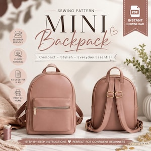 Pode incluir: Um padrão de costura para uma mini mochila. A imagem mostra duas mochilas rosa empoeirado, uma vista frontal e uma vista traseira. O texto na imagem diz "Mini Backpack", "Compact, Stylish, Everyday Essential" e "Step-by-step instructions".