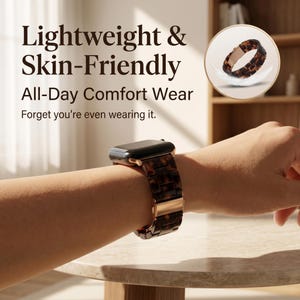 Könnte beinhalten: Ein Armband mit Schildpattmuster in Braun und Gold ist an einer Smartwatch befestigt. Das Armband hat einen goldenen Verschluss. Der Text auf dem Bild lautet: "Leicht & hautfreundlich, den ganzen Tag bequem, Vergessen Sie, dass Sie es überhaupt tragen."