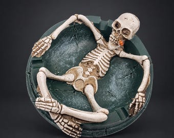 Cenicero con forma de calavera gótica para Halloween.
