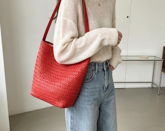 Vävd läderväska Lyxig handvävd axelväska Elegant minimalistisk vardagsväska Premium hantverksväska Unik present till henne