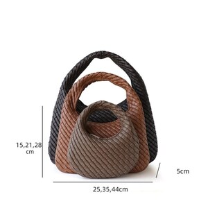 Op de afbeelding: Drie geweven leren handtassen in zwart, bruin en beige. De tassen hebben gevlochten handvatten en een ronde vorm. De grootste tas is 44 cm breed, 28 cm hoog en 5 cm diep.