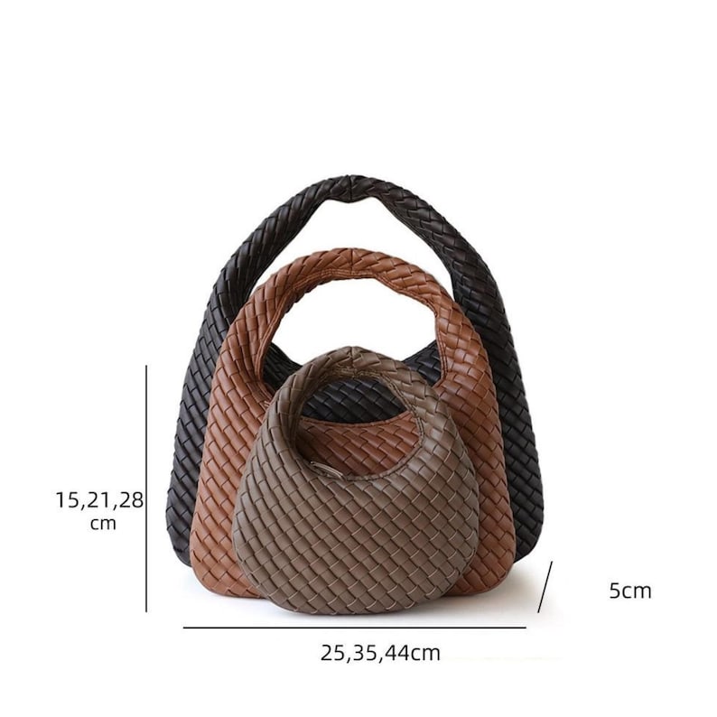 Op de afbeelding: Drie geweven leren handtassen in zwart, bruin en beige. De tassen hebben gevlochten handvatten en een ronde vorm. De grootste tas is 44 cm breed, 28 cm hoog en 5 cm diep.