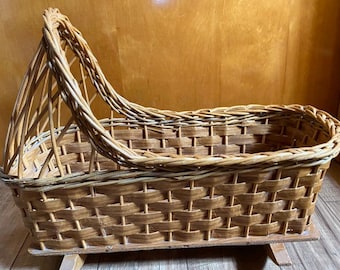 Handgjord dockvagga i vintage-stil i rotting, 21x11x15.