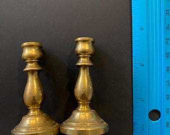 Minicandelabros vintage de latón, par de pequeños portavelas, decoración clásica en tono dorado.