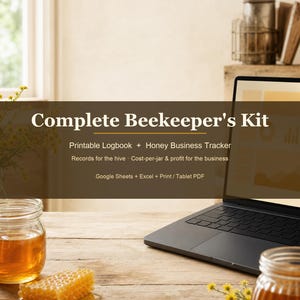 Puede incluir: Una pantalla de producto digital titulada Complete Beekeeper's Kit, que incluye un registro imprimible y un rastreador de negocios de miel. El texto incluye Records for the hive, Cost-per-jar & profit for the business y Google Sheets + Excel + Print / Tablet PDF.