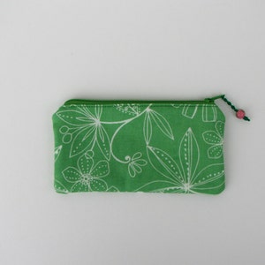 Small zippered bag - green/white floral design cotton, modern flower print - coin purse - purse organizer -handmade clay bead pull tab