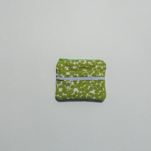 Bolso con cremallera inspirado en primavera con múltiples compartimentos - estampado de hojas verdes y bolso de tela con estampado floral moderno - billetera - bolsa con cremallera
