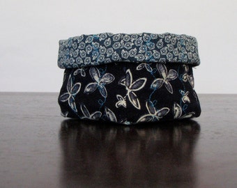 Bol sculpture souple - réversible, cadeau, doux motif floral blanc-bleu