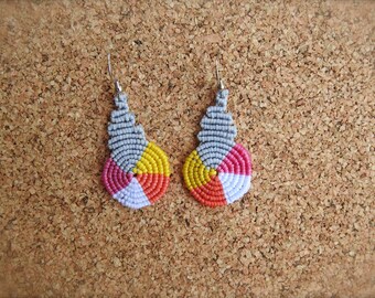 Boucles d'oreilles macramé-bohème-léger-cordon nylon noué-fait main-micro macramé-multicolore-orange-gris-jaune-blanc-rose-boucles d'oreilles-hippie-mod