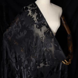 JFHMDSO - Tessuto in raso di seta devoré nero trasparente con fiori neri su sfondo effetto burnout - Larghezza 140 cm, tagliabile su misura.