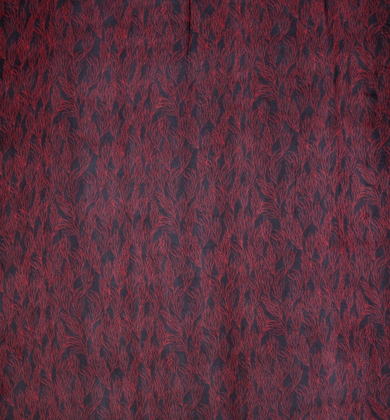 HONGSHANHU 8 Momme Red Coral bedruckter schwarzer Seidengeorgette-Stoff 138cm breite Masse Bild 8