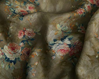 Könnte beinhalten: Ein Stoffstück mit einer hellbraunen, strukturierten Basis und einem sich wiederholenden Blumenmuster. Das Design umfasst Rosenbüschel in Rosa-, Weiß- und Orangetönen, akzentuiert durch dunkelblaue und grüne Blätter und Stängel im Material.