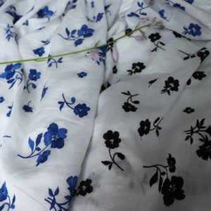 Wunderschöner digital bedruckter Ramie-Stoff, gestickte Blumen, 140 cm, 100% Ramie-Stoff, für Kleider, Hemden, Bluse, Schüttgut