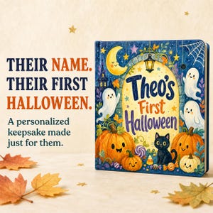 Puede incluir: Un libro de tapa dura titulado Theo's First Halloween con una cubierta azul oscuro que muestra una luna creciente amarilla, una linterna, fantasmas blancos, calabazas naranjas y un gato negro. El texto dice: THEIR NAME. THEIR FIRST HALLOWEEN.