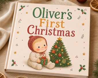 Puede incluir: Un libro de tapa dura cuadrado con una cubierta de color crema que presenta el texto Oliver's First Christmas en verde y rojo. La ilustración muestra a un bebé con un gorro granate sosteniendo un regalo verde junto a un árbol de Navidad.