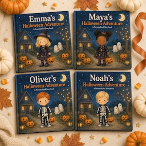 Puede incluir: Cuatro libros de tapa dura titulados Emma's, Maya's, Oliver's y Noah's Halloween Adventure. Cada portada azul oscuro muestra a un ni&ntilde;o disfrazado, una casa, calabazas y fantasmas. El texto A Personalized Storybook aparece bajo el t&iacute;tulo.