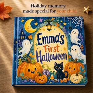Puede incluir: Un libro de tapa dura cuadrado titulado Emma's First Halloween con un fondo de cielo nocturno azul oscuro. La portada presenta una luna creciente amarilla, una linterna colgante, dos fantasmas blancos, un gato negro y calabazas sonrientes.