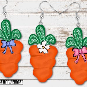 Könnte beinhalten: Drei karottenförmige Ohrringe mit grünen Oberteilen und orangefarbenen Körpern. Jeder Ohrring hat eine andere Verzierung: eine blaue Schleife, eine weiße Blume und eine rosa Schleife. Der Text "DIGITALER DOWNLOAD" befindet sich unten.
