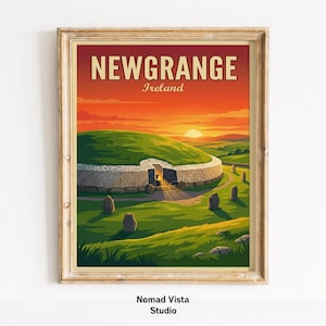 Peut inclure: Une impression d'art encadrée présentant une illustration stylisée de Newgrange, en Irlande. L'image montre un tertre herbeux vert avec une entrée en pierre au coucher du soleil, des rayons lumineux émanant de l'ouverture. Le texte indique NEWGRANGE Ireland.