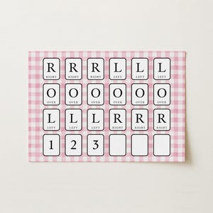 Può includere: Un cartello rettangolare con uno sfondo a quadretti vichy rosa e bianco. Presenta una griglia di riquadri bianchi contenenti lettere e numeri neri che compongono la parola R-O-L-L, con indicazioni direzionali come RIGHT, LEFT, OVER e i numeri 1, 2 e 3.