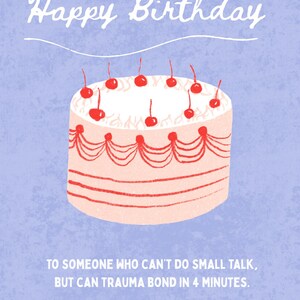 Peut inclure: Carte de vœux d'anniversaire avec un fond bleu clair. Elle présente un gâteau rond avec du glaçage blanc, des cerises rouges et des lignes rouges décoratives. Le texte dit "Joyeux Anniversaire" et un message humoristique.