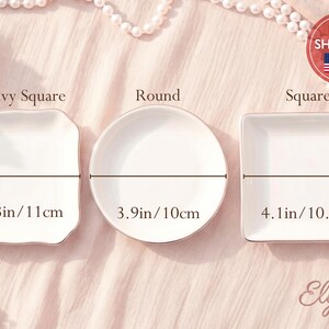May include: Three white ceramic dishes in different shapes: wavy square (11 cm), round (10 cm), and square (10.5 cm). Each dish has a gold rim. The image includes the text "Fast Shipping" and "Elyn&auml; Decor".