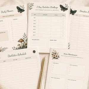 Puede incluir: Un conjunto de planificadores de papel beige con ilustraciones bot&aacute;nicas y detalles de mariposas. Los planificadores incluyen un planificador diario, un desaf&iacute;o de limpieza de 7 d&iacute;as, un registro de donaciones, un programa de limpieza y una lista de verificaci&oacute;n de mantenimiento del hogar.