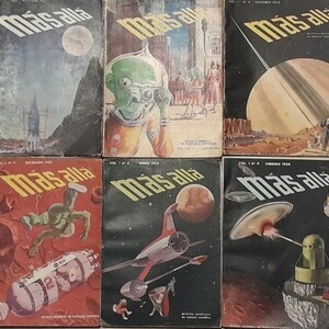 Puede incluir: Una colección de revistas de ciencia ficción vintage tituladas "Más Allá". Las portadas presentan ilustraciones coloridas de cohetes, extraterrestres, planetas y escenas futuristas. Las revistas muestran signos de desgaste.