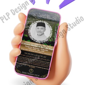 Op de afbeelding: Een smartphone toont een herdenkingskaart met een portret van een man met een zwarte pet. De kaart heeft tekst in het Arabisch en Engels, met een roze rand en paarse designelementen. De telefoon wordt vastgehouden door een cartoonhand.
