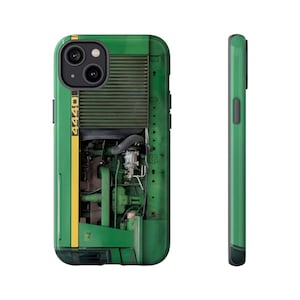 Pode incluir: Capa de telefone verde com uma imagem detalhada de um motor de trator. A capa tem uma vista lateral. O texto "4440" é visível na lateral, com uma faixa amarela.