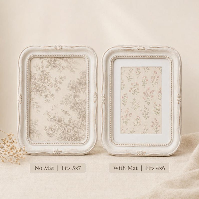 Op de afbeelding: Twee gebroken witte rechthoekige fotolijsten met kralenranden. De linkerlijst toont een beige bloemenprint en is gelabeld met 'No Mat | Fits 5x7'. De rechterlijst bevat een witte passe-partout, een roze bloemenprint en het label 'With Mat | Fits 4x6'.