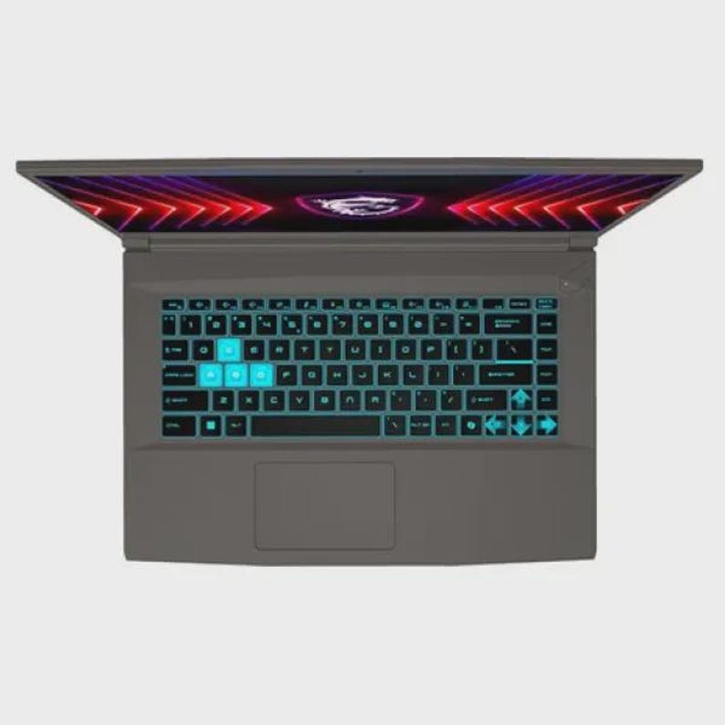 Może przedstawiać: Szary laptop z podświetlaną na turkusowo klawiaturą i panelem dotykowym. Ekran wyświetla czerwono-fioletowy wz&oacute;r. Laptop jest otwarty, pokazując klawiaturę i ekran. Klawisze klawiatury są czarne z turkusowym podświetleniem.