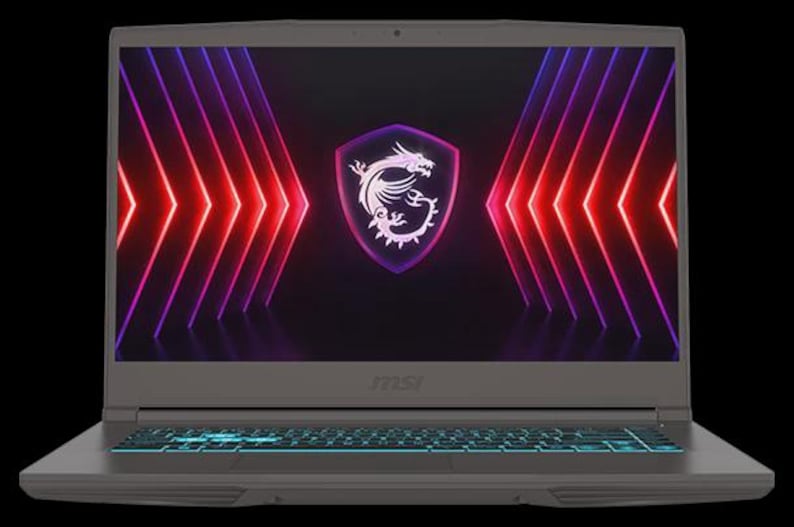 Może przedstawiać: Szary laptop z podświetlaną klawiaturą i ekranem z logo smoka w tarczy. Ekran posiada r&oacute;wnież czerwone i fioletowe linie neonowe. Laptop znajduje się na czarnym tle.
