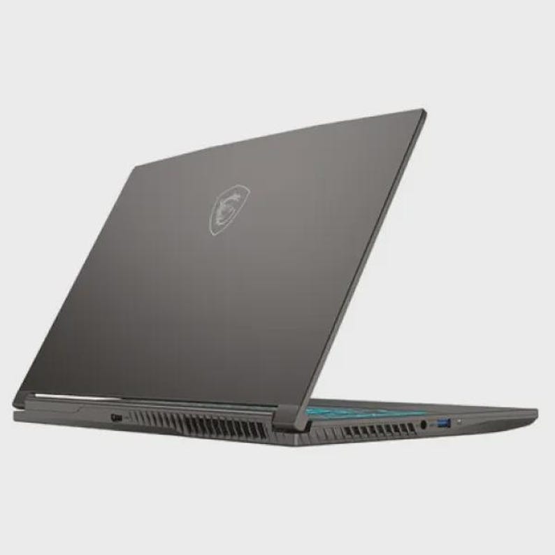 Może przedstawiać: Ciemnoszary laptop z otwartą pokrywą, odsłaniający turkusową klawiaturę. Tył laptopa zdobi srebrny emblemat. Laptop jest ustawiony pod kątem, prezentując elegancki design i system wentylacji.
