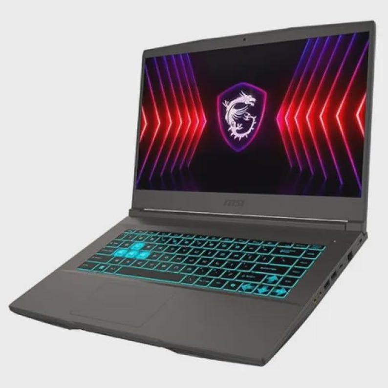 Może przedstawiać: Szary laptop z podświetlonym ekranem, na kt&oacute;rym widnieje logo smoka w tarczy, z czerwonymi i fioletowymi liniami. Klawiatura ma turkusowe podświetlenie. Laptop jest otwarty i ustawiony pod kątem.