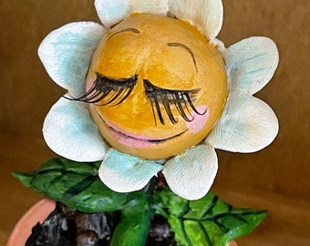 Fleur de marguerite prenant un bain de boue - Petite sculpture - Art drôle - Art fantaisiste - Décoratif