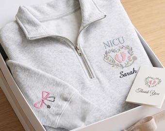 Moletom personalizado com zíper até o peito para enfermeira da UTI Neonatal, pulôver para enfermeira neonatal, presente personalizado para profissional de saúde, estetoscópio para pezinhos de bebê.