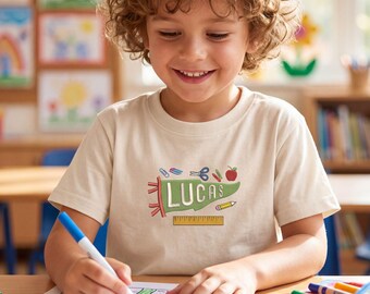 Camiseta infantil personalizada com bordado para a volta às aulas, camiseta com bandeirola personalizada com nome do menino, roupa para o primeiro dia de aula.
