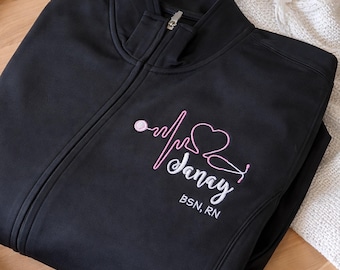 Jaqueta personalizada para enfermeira, jaqueta com zíper frontal e bolsos, presente personalizado para enfermeira, bacharel em enfermagem (BSN), enfermeira registrada (RN), técnica de enfermagem (LPN), auxiliar de enfermagem (CMA), enfermeira de prática avançada (APRN), formatura de estudante de enfermagem.