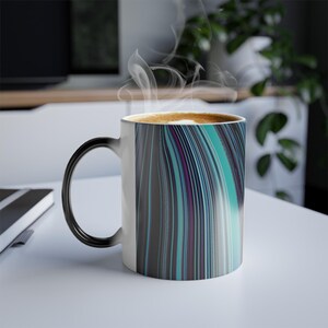 Taza con estampado abstracto de rayas color turquesa / Taza que cambia de color 325 ml