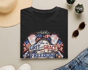 4 juli! Shes Grit and Grace Softstyle T-shirt