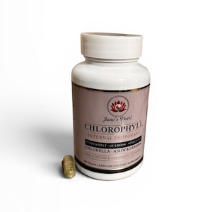 Puede incluir: Una botella blanca de Juno's Pearl Chlorophyll Internal Deodorant con una etiqueta rosa y una c&aacute;psula al lado. La etiqueta enumera ingredientes como menta, musgo marino y chlorella. La botella contiene 60 c&aacute;psulas veganas.