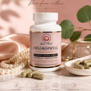 Puede incluir: Una botella blanca de Juno's Pearl Chlorophyll Internal Deodorant con una etiqueta rosa. La etiqueta enumera ingredientes como menta, espirulina y ashwagandha. La imagen tambi&eacute;n muestra c&aacute;psulas, perlas y el texto "Cleanse. Detox. Refresh."