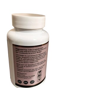 Puede incluir: Una botella de suplemento blanca con una tapa blanca. La etiqueta incluye texto sobre el uso, advertencias e informaci&oacute;n del distribuidor. La botella es para suplementos diet&eacute;ticos.