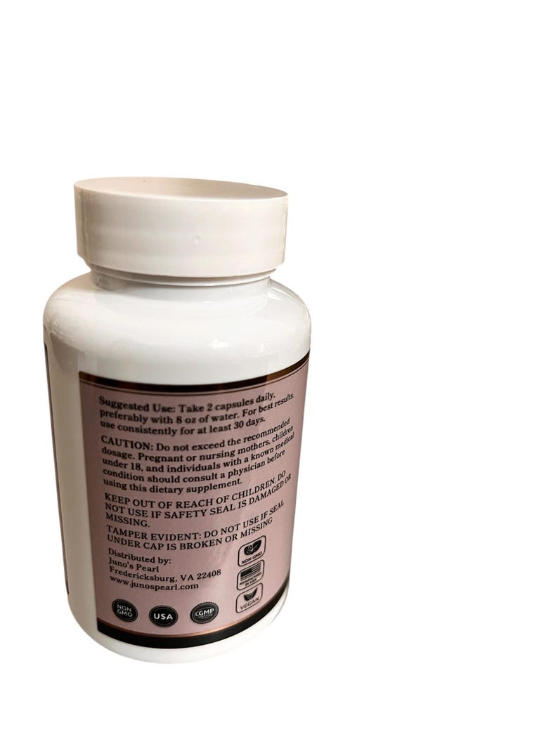 Puede incluir: Una botella de suplemento blanca con una tapa blanca. La etiqueta incluye texto sobre el uso, advertencias e informaci&oacute;n del distribuidor. La botella es para suplementos diet&eacute;ticos.