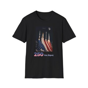 Amerikanische Flagge Raketenstart T-Shirt | 250 und jenseits des Weltraums - Apollo 11, Space Shuttle, Falke 9, Artemis II Raketen