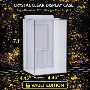 Può includere: Vetrina trasparente in PET ad alta definizione, misura 18 cm x 11,3 cm x 11,3 cm. Il testo "CRYSTAL CLEAR DISPLAY CASE" e "VAULT EDITION" sono visibili. La vetrina è impilabile e sicura.
