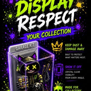 K&ouml;nnte beinhalten: Eine transparente Acryl-Vitrine f&uuml;r eine Sammlerfigur vor schwarzem Hintergrund mit neonfarbenen violetten, gr&uuml;nen und gelben Farbspritzern. Der Text lautet: PROTECT DISPLAY RESPECT YOUR COLLECTION, GARAGE KIT, KEEP DUST & DAMAGE AWAY, SHOW IT OFF, MADE FOR COLLECTORS, BECAUSE EVERY PIECE DESERVES THE BEST.