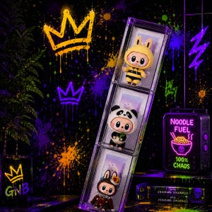 K&ouml;nnte beinhalten: Eine vertikale, durchsichtige Vitrine mit drei kleinen Figuren: eine gelbe Biene, ein schwarz-wei&szlig;er Panda und ein brauner Hase. Der Hintergrund ist mit Neon-Graffiti und einem leuchtenden Neonschild gestaltet.